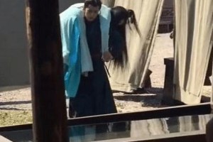 肖战李沁片场拥抱戏花絮曝光，导演拦不住