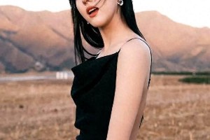 苏晓彤黑色吊带写真 性感活力身材吸睛