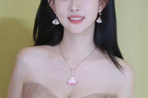 孟子义成都活动惊艳亮相 裸色抹胸裙尽显优雅气质