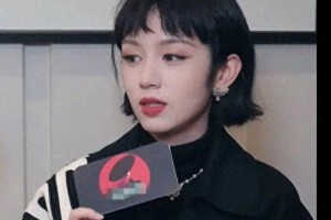 周也巴黎时装周造型惊艳，实力派女神崛起