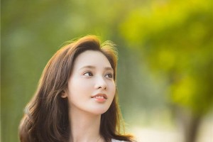 彭小苒森林系写真曝光，白色长裙尽显初夏清爽