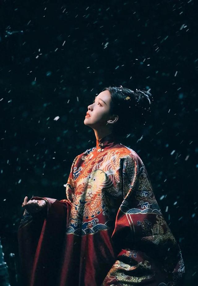 肖战研读《藏海传》剧本花絮
