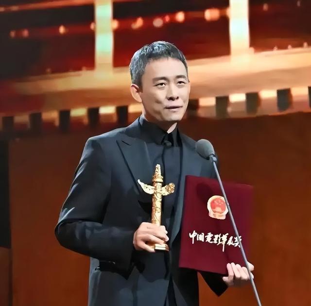 张译华表奖领奖瞬间