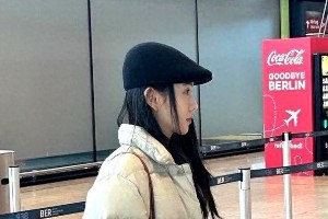 刘浩存柏林电影节回国素颜照曝光，青春气息十足
