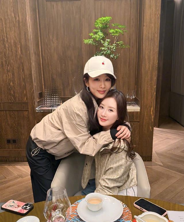 杨紫搂抱舒畅