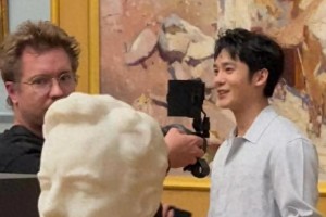 于适悉尼穿搭：简单白T黑裤如何穿出高级感？
