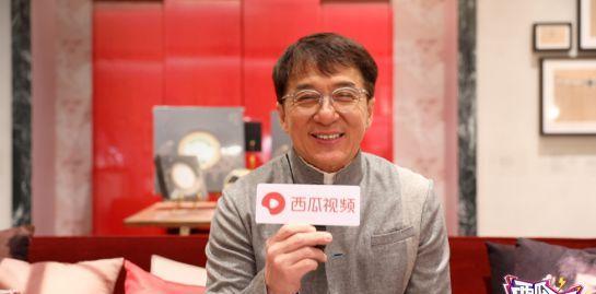 成龙在节目中模仿小鲜肉唱歌