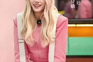 迪丽热巴甜妹造型引热议：制服诱惑VS带货能力