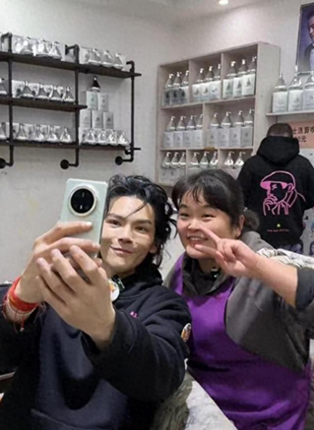 向佐在晓华理发店