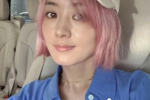 赵丽颖带儿子上海街头被偶遇 粉色新发型引热议