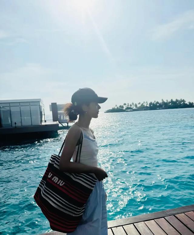 赵今麦海边漫步